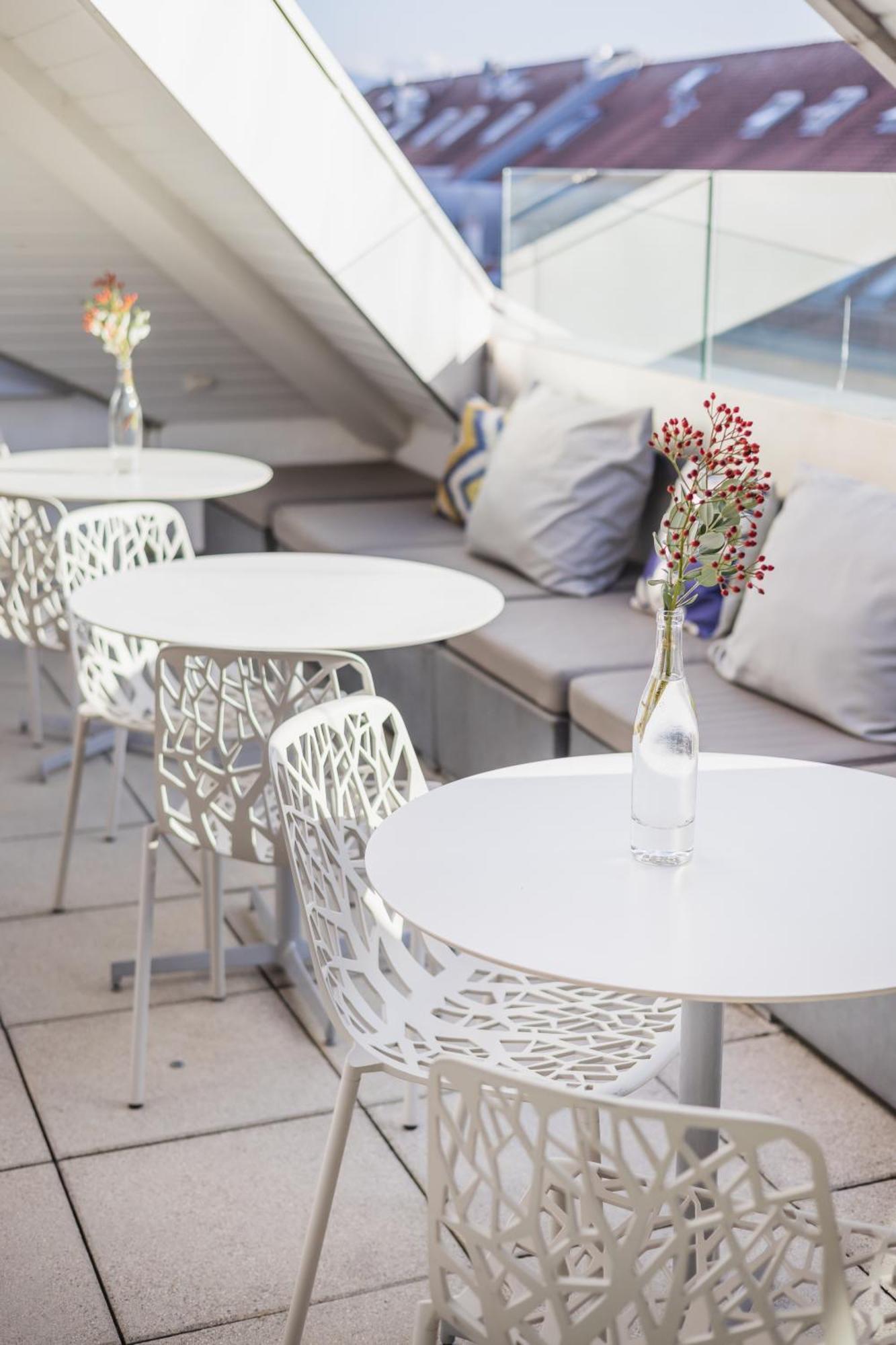 Base Nyon Hotel Exterior photo